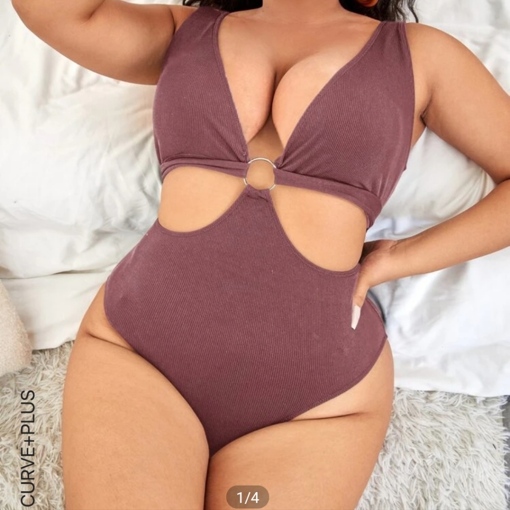 Plus Cut-out Ring Linked One Piece Swimsuit